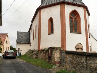 Vor der Kirche1